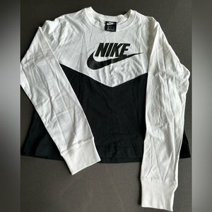 Nike Women’s long sleeve shirt